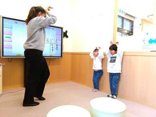 こども英会話のアミティー熊本武蔵ヶ丘校クラス様子４月