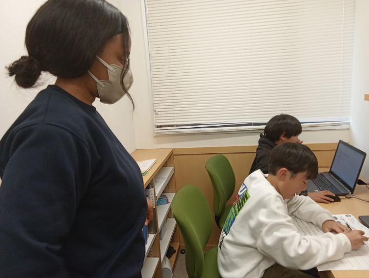 【インタラクティブ】ネイティブの子供たちも使用するCD-ROMを使用し、楽しみながらリスニング・リーディング・語彙力を鍛えます。年中さん～高校3年生、保護者の皆様も受講可能。特に英語学習に興味のある・英検の2級以上を目指す中高生に大人気です!福岡千早校のこども英語・英会話教室アミティー