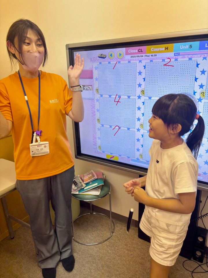 定評のレギュラーコース（日本人教師担当会話クラス）でコミュニケーションをとる楽しさを体感。聞く・話すだけでなく、読む・書くこともバランス良く取り組みます。岐阜校のこども英語・英会話教室アミティー