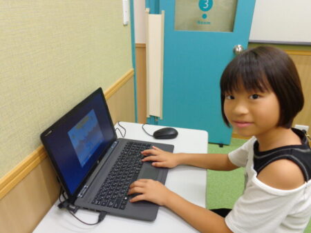 1人が1台のPCを使い、英語だけでなく、PC操作とタイピングもしっかりマスター。リスニングだけでなく、語彙力強化、リーディング強化にも役立ちます。中高生からも人気のコースです。倉敷校のこども英語・英会話教室アミティー