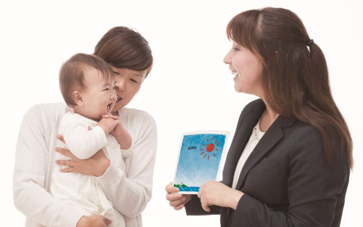 おむつ交換台、ドア用指つめ防止シート、ガラス保護シートなどを設置。小さなお子さん👶も安心して通学いただける工夫がいっぱい。四日市校のこども英語・英会話教室アミティー