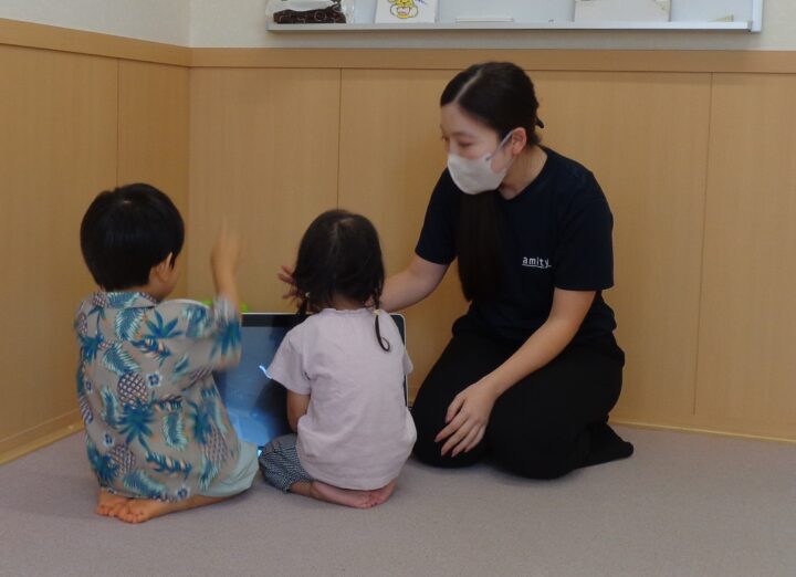 「楽しく身に付く」がアミティーのレッスンのモットー。小人数制で、お子様ひとりひとりの表情をしっかり見ながらアップテンポにレッスンが展開していきます！堺校のこども英語・英会話教室アミティー