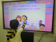 大画面タッチパネル式電子ボードを使った　i　Lesson　お子様にとってこの画面の大きさは、実際の場面を体感し、英語を学ぶことができます。長野校のこども英語・英会話教室アミティー