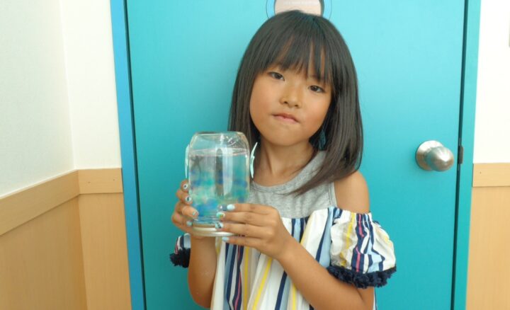 通常レッスンと並行して目的に応じたプライベートレッスンもご受講いただけます！小学生のお子様なら、夏休みの自由研究としてアクアリウムづくり＆英語でレポート作成など、季節に応じたシーズンセミナーも人気です！倉敷笹沖校のこども英語・英会話教室アミティー