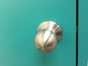 丸いドアノブ。角面を極力に減らし、お子様の衣服のひっかけによる転倒防止やけがを防いでいます。仙台長町校のこども英語・英会話教室アミティー