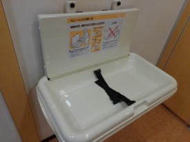おむつ交換台やドアの指はさみストッパーの設置など、小さなお子様にも安心して通っていただける様、設備を整えています。大垣校のこども英語・英会話教室アミティー