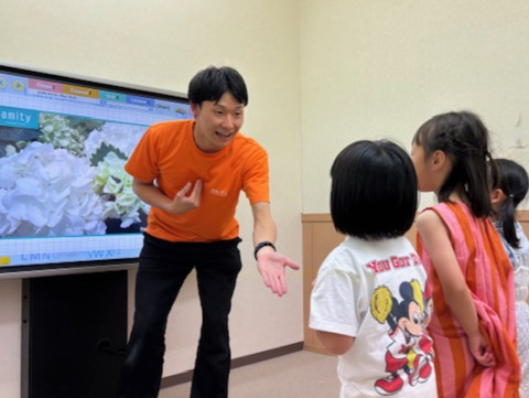 みんな大好きiLesson♪幼児クラスは体を動かしたり、歌を歌ったり、遊びながら体得していきます。広島宇品校のこども英語・英会話教室アミティー