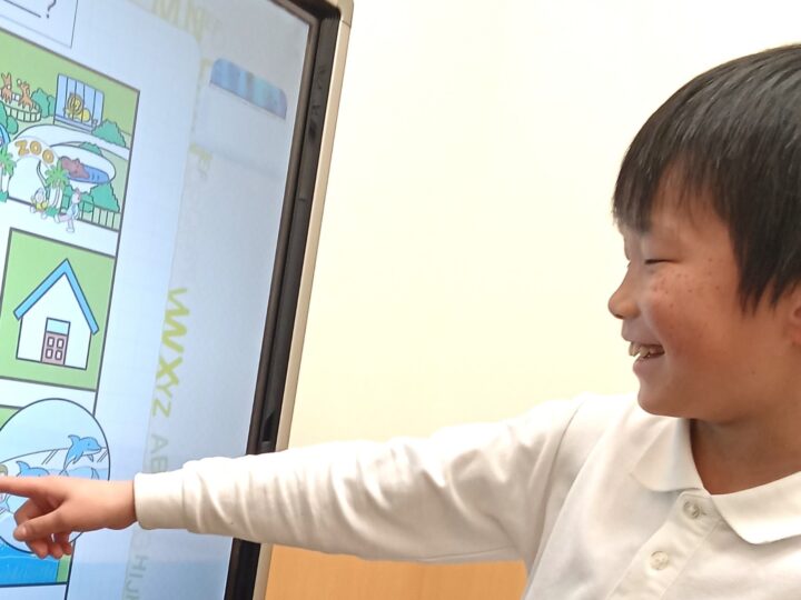 体感型の「I-Lesson」視覚的に分かりやすく、内容も生徒が英語を実践的に使うシチュエーションを作り出します♪オールイングリッシュの空間でも楽しそうに笑顔でレッスンをしている生徒さん達です。広島紙屋町校のこども英語・英会話教室アミティー