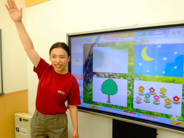 日本人教師のレッスンは、基礎からしっかり学べます。話すと同時に文字を読むことにも力を入れます。レッスンはすべて英語ですが、細かいところにケアが行き届き、わからないままで進むということがありません。広島府中校のこども英語・英会話教室アミティー