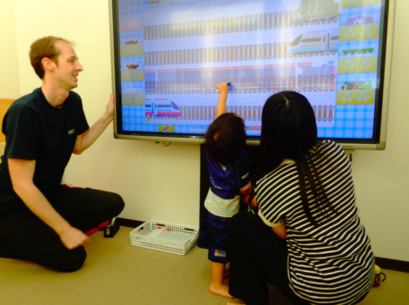 iレッスンはどんどん進化して、ますます楽しくなっています！幼児の生徒もこんな風にタッチペンで操作♪スピーディーでしっかり身に付きます広島府中校のこども英語・英会話教室アミティー