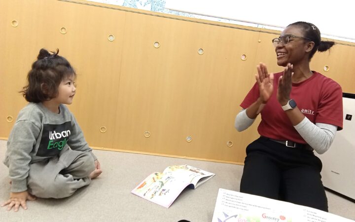 幼児クラスでは「聞く・話す」はもちろん、アルファベットとフォニックスの学習も本格的に始まります。フォニックスをマスターして英語を読めるとかっこいいですね♪広島紙屋町校のこども英語・英会話教室アミティー