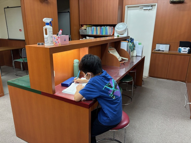 自習スペースも充実。学校が終わってからレッスンまで、レッスンが終わってからお迎えまでの時間も、有効に使って頂けます。広島宇品校のこども英語・英会話教室アミティー