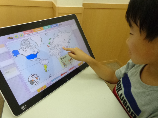 アミティーの「iLesson」は長年にわたる教育ノウハウから生まれたオリジナル最新ITレッスン！アミティーでしか体験できない「見て、ふれて、感じる、体験型レッスン」をぜひ一度ご体験ください！草津校のこども英語・英会話教室アミティー