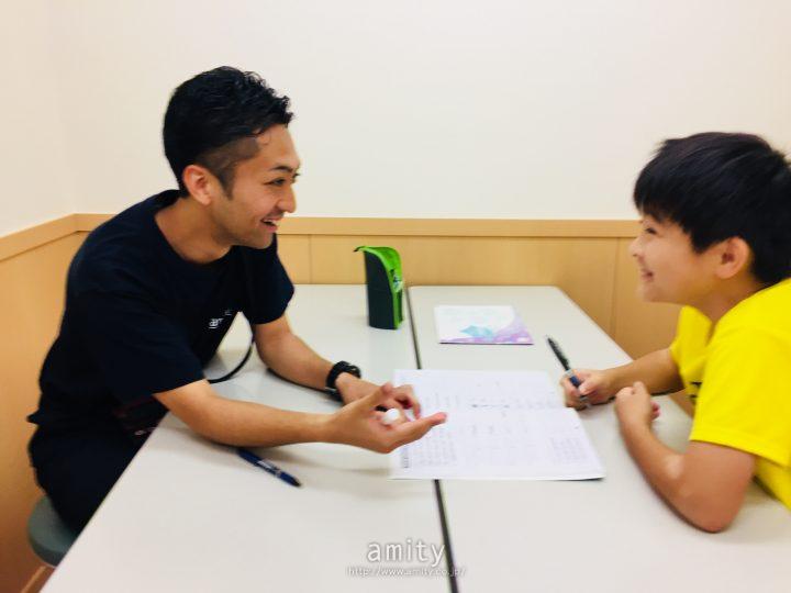 プライベートレッスンは確実な実力アップを図ることができる、最も効果的なレッスンです。※現在、レッスン時はマスクとフェイスシールド着用しています。神戸六甲校のこども英語・英会話教室アミティー