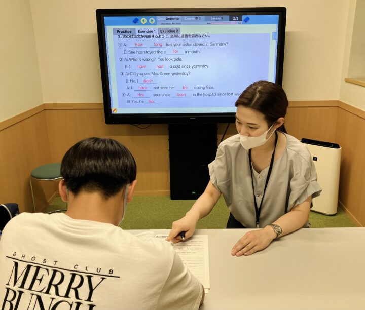 「文法って難しそう…」そんなイメージ、ありませんか？アミティーの文法クラスは、小6〜高校生が対象。楽しく・わかりやすく教えます！小6〜中3は、タッチパネルを使ったテンポのよいレッスンで、「文法っておもしろい！」という声がたくさん聞こえてきます(^^) 高校生クラスは、会話も教えられる講師だからこそのアプローチで「なるほど、こうやって使うんだ！」という発見があります。亀有校のこども英語・英会話教室アミティー