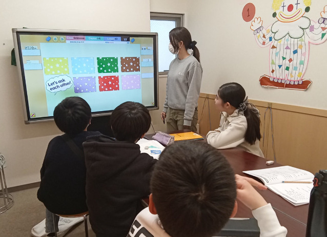 【文法クラス】小学校6年生からの文法クラスは学年あたりの受講率No.1！英語を英語で学んできた子どもたちのために、学校や塾とは一味違ったアプローチで文法を指導していきます。文法というと「難しい・わからない」というイメージを持つ大人は多いのですが、英語学習歴の長い子どもたちほど、「楽しい！」という言葉が返ってきます。6年生になったら、始めましょう。福岡千早校のこども英語・英会話教室アミティー