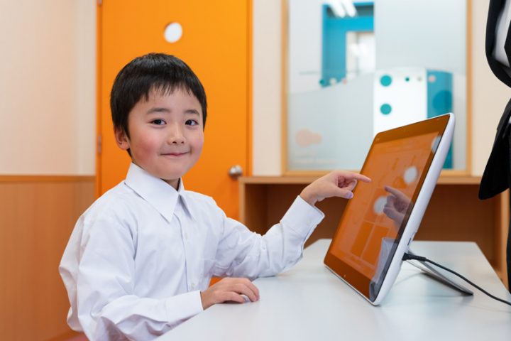 英語とデジタル教材で楽しく知育学習ができます。ICT教育への適応もスムーズです。豊橋校のこども英語・英会話教室アミティー
