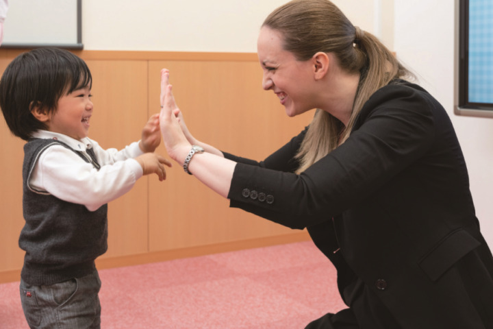 お歌やフォニックス学習、絵本などさまざまなアプローチでお子様の英語力を伸ばします。さいたま与野校のこども英語・英会話教室アミティー