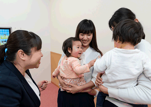 フロアのレッスンでは、踊ったり、歌を歌ったりしながら英語を吸収することができますよ!高岡校のこども英語・英会話教室アミティー