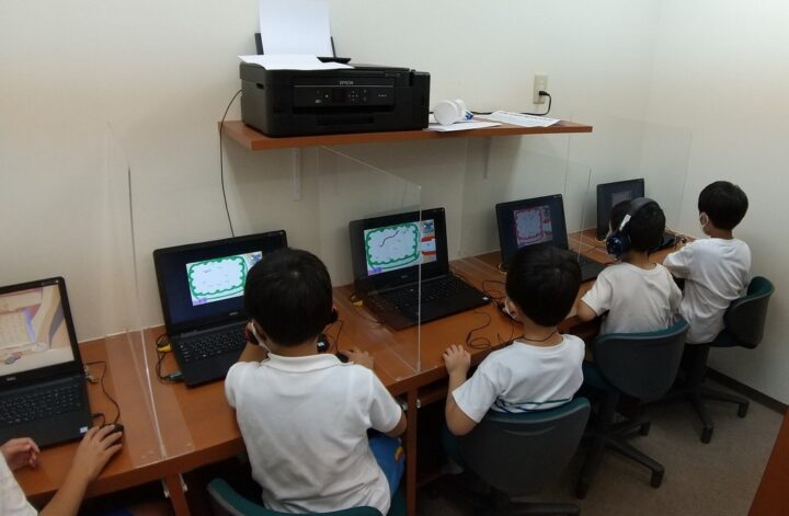 インタラクティブコース　アメリカの子供たちが母国語として英語を学ぶ学習ソフトです。理科や算数の基礎も学びます。長野校のこども英語・英会話教室アミティー