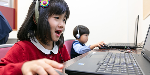 英語版の知育ソフトを使ったインタラクティブコース。年中さんから受講可能な会話+インタの100分コースが大人気！１人１台のPCと使用して半プライベートでお子さまのレベルに合わせて取り組めます。リスニング力を強化するだけでなく、フォニックスや文法も、楽しく学ぶ事ができます。岐阜校のこども英語・英会話教室アミティー