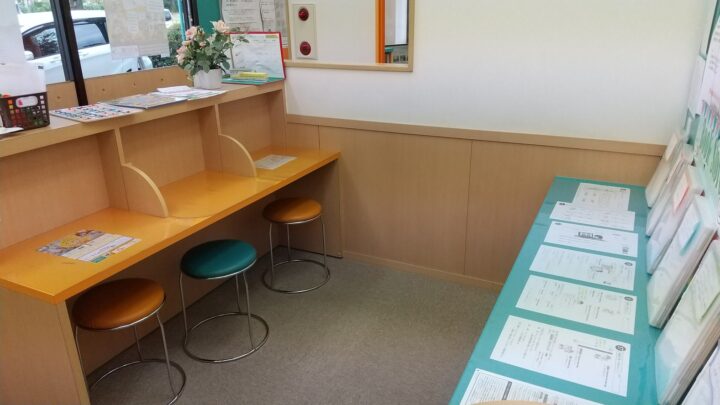 レッスン前後は、こちらの学習スペースで、学校の宿題やアミティーの宿題をして頂けます。レッスン前後の時間を活用して、予習復習をみなさん頑張っています！9席あるのでゆったり使って頂けます。鳥取校のこども英語・英会話教室アミティー