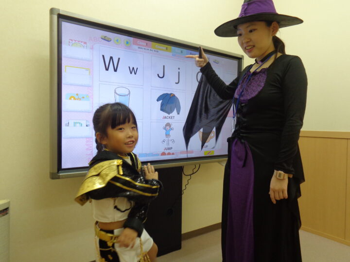 ハロウィンは仮装でレッスン♪呉校のこども英語・英会話教室アミティー