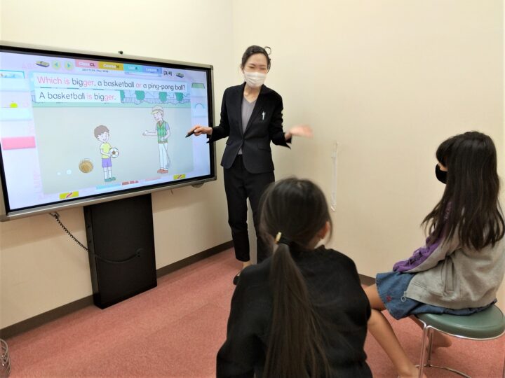日本人教師によるきめ細やかなレッスンで基礎を固めるレギュラーコース本厚木校のこども英語・英会話教室アミティー