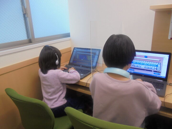 【インタラクティブ】ネイティブの子供たちも使用するCD-ROMを使用し、楽しみながらリスニング・リーディング・語彙力を鍛えます。年中さん～高校3年生、保護者の皆様も受講可能。特に英語学習に興味のある・英検の2級以上を目指す中高生に大人気です!福岡千早校のこども英語・英会話教室アミティー