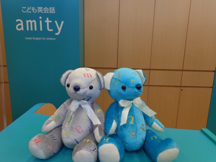 アミティーベアがカウンターで皆様をお待ちしております♪富山校のこども英語・英会話教室アミティー