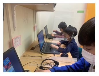 コンピューターを使い、英語の発音から資格試験対策まで幅広く受講していただけるインタラクティブレッスンです！大久保校のこども英語・英会話教室アミティー