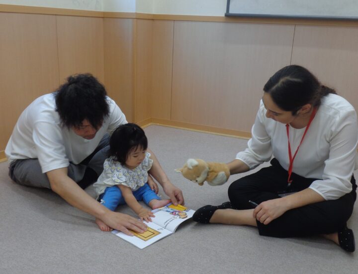 ０歳児クラスも開講！Babyちゃんレッスンでは、お子さまが飽きないよう、あそびの中に英語を取り入れて指導します。あいさつから始まり、英語の歌や絵本の読み聞かせ、親子体操などを使って楽しくインプット！リズムに合わせたことばの導入で、母語のように自然に身につけることができます。西宮甲子園校のこども英語・英会話教室アミティー