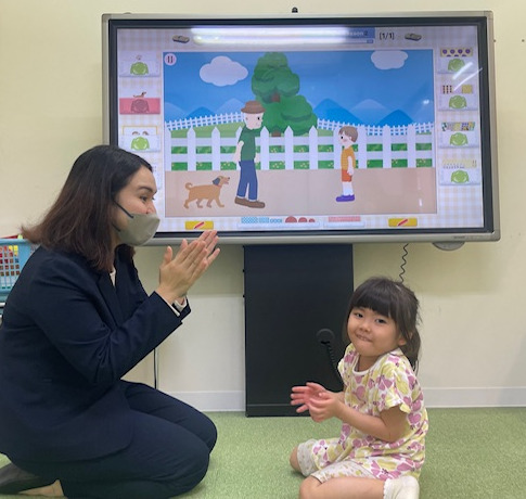 4歳までは月齢別にクラスがありますので、お子様のご成長、興味関心に合わせたレッスンを致します松戸馬橋校のこども英語・英会話教室アミティー