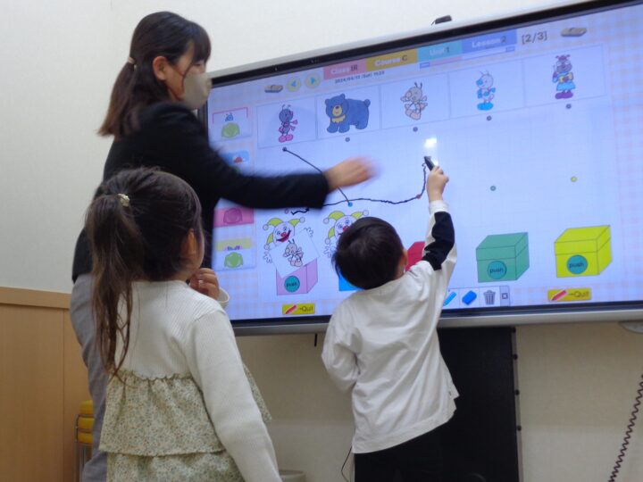 ６ヶ月～幼稚園年少／小さなときに身につけたい言葉の基本を楽しみながらインプットします！福島校のこども英語・英会話教室アミティー