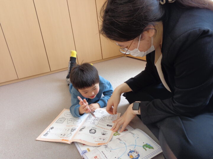 ６ヶ月～幼稚園年少／小さなときに身につけたい言葉の基本を楽しみながらインプットします！福島校のこども英語・英会話教室アミティー