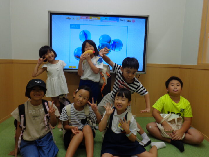 レッスン後に好きなポーズで写真撮影📷いつも元気な小学校低学年クラスです★福井校のこども英語・英会話教室アミティー