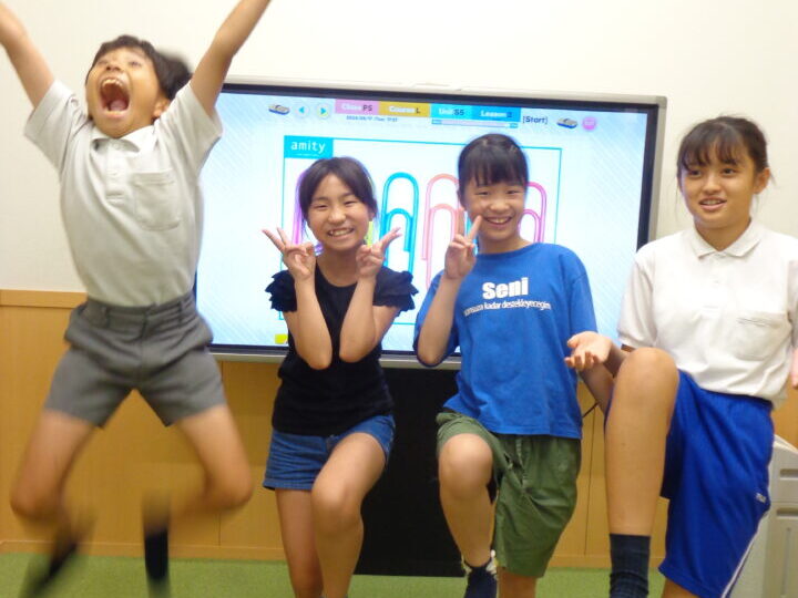 毎週ハイテンションな小学校高学年グループの皆さんです！福井校のこども英語・英会話教室アミティー