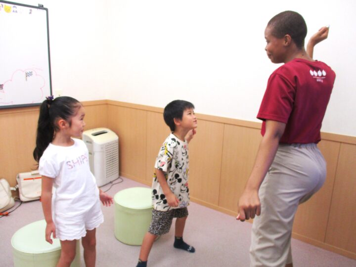 幼児クラスでは英語の歌やチャンツ、楽しいアクティビティーを通して、語学学習にも非常に大切なリズム感を養います。先生の質問に対して“I know！！”と積極的に挙手をして答えてくれます。英語を聞く力や発話する力など、言葉の発達が最もスピーディーな時期。小学校入学前に読み書きのベースも完成していきます。鳥取校のこども英語・英会話教室アミティー