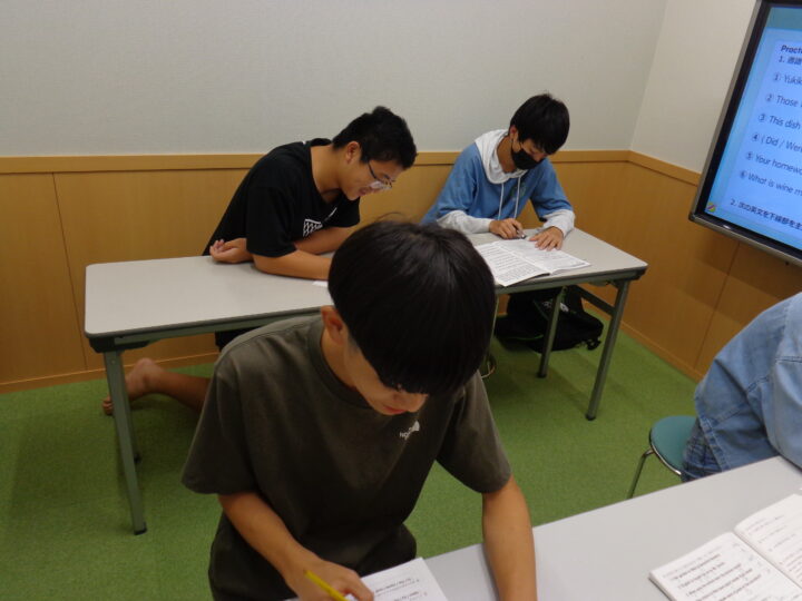 【中学文法クラス】中学文法は会話の基礎となる重要な表現ばかり！毎回の単語テストで語彙力も強化しています福井校のこども英語・英会話教室アミティー