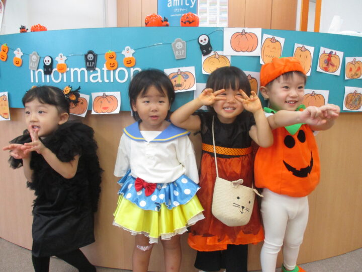 季節のイベント行事も♪ハロウィンやクリスマスは、皆で色塗りをした絵で校内を飾ります☺年少さんまでのクラスは、クリスマス時期にはクリスマスソングを歌ったり、季節のイベントも楽しめますよ☆姫路広畑校のこども英語・英会話教室アミティー