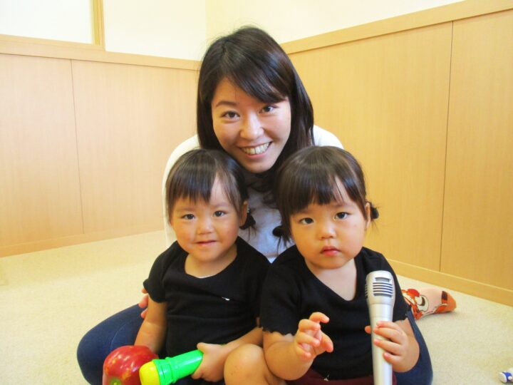 とにかくかわいいBabyクラス♡今だけの貴重な時期を親子で楽しむことができます♪毎週の成長に先生たちも驚くばかり！低年齢のお子さんしか聞き取れない音があると聞いたことがある方も多いと思います。1.2歳からスタートされる方がどんどん増えています！鳥取校のこども英語・英会話教室アミティー