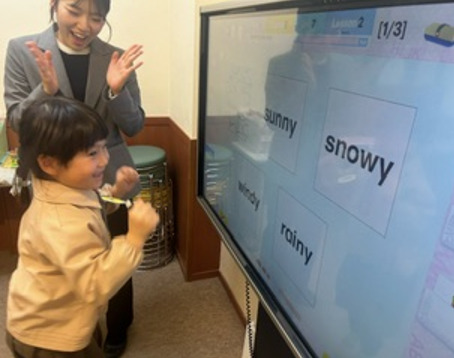 電子ボードに触れて学べるレッスン大好き♪楽しみながらたくさん英語を覚えようね！最先端の英語教育をぜひ体験してみてください！大久保校のこども英語・英会話教室アミティー