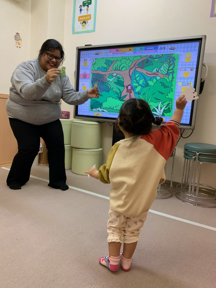 小さい頃から英語のシャワーをたくさん浴びて、自然と英語が身に付きます!ベビー・トッツクラスはお母様も一緒に参加して頂きますので、お子様も安心してレッスンを楽しみながら学習されています♪高岡校のこども英語・英会話教室アミティー