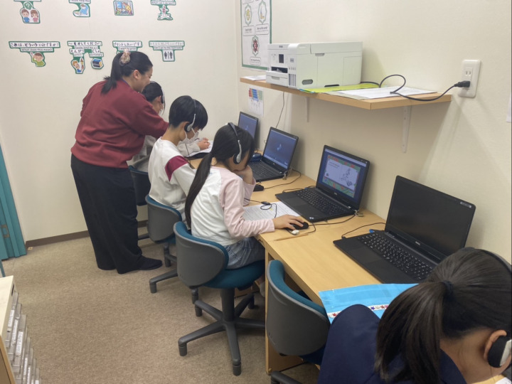 大人気のインタラクティブコースの様子です。英検やTOEIC・TOEIC Bridgeにむけた語彙・文法や読解力の強化にも特に有効です。楽しくブラインドタッチも出来るようになります!高岡校のこども英語・英会話教室アミティー
