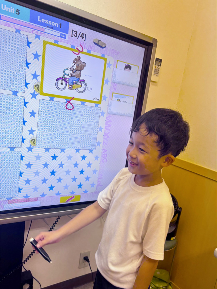 アミティーでは電子ボードを使用したiLessonを導入！CLIL（知育学習）を取り入れたレッスンで『たのしく・つかえる英語力』を身につけます。岐阜校のこども英語・英会話教室アミティー