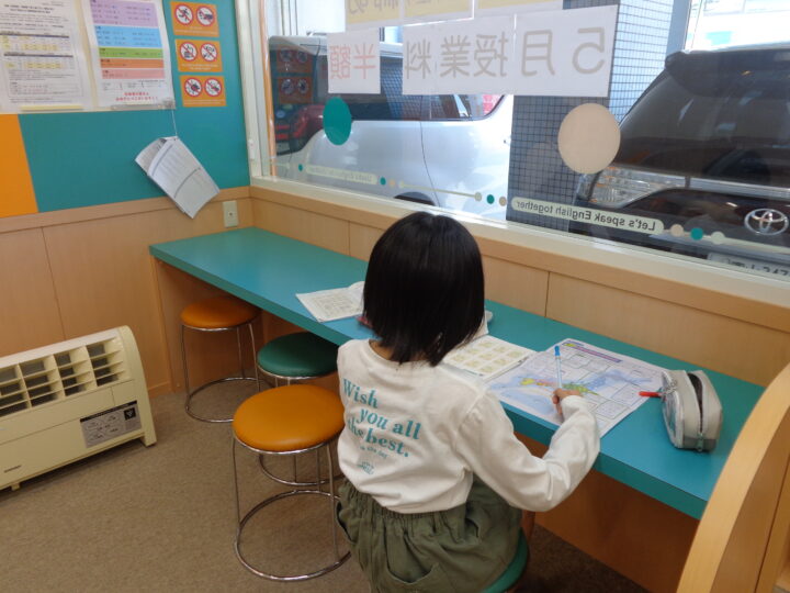 自習スペースでアミティーの宿題だけでなく学校の勉強もOK✨富山校のこども英語・英会話教室アミティー