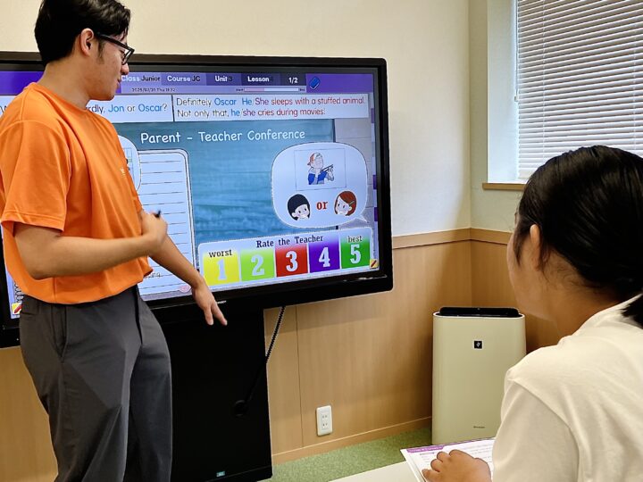 アクティビティで先生と勝負！普段学習している文法も、正確に話すのは難しい。。。練習あるのみ！亀有校のこども英語・英会話教室アミティー