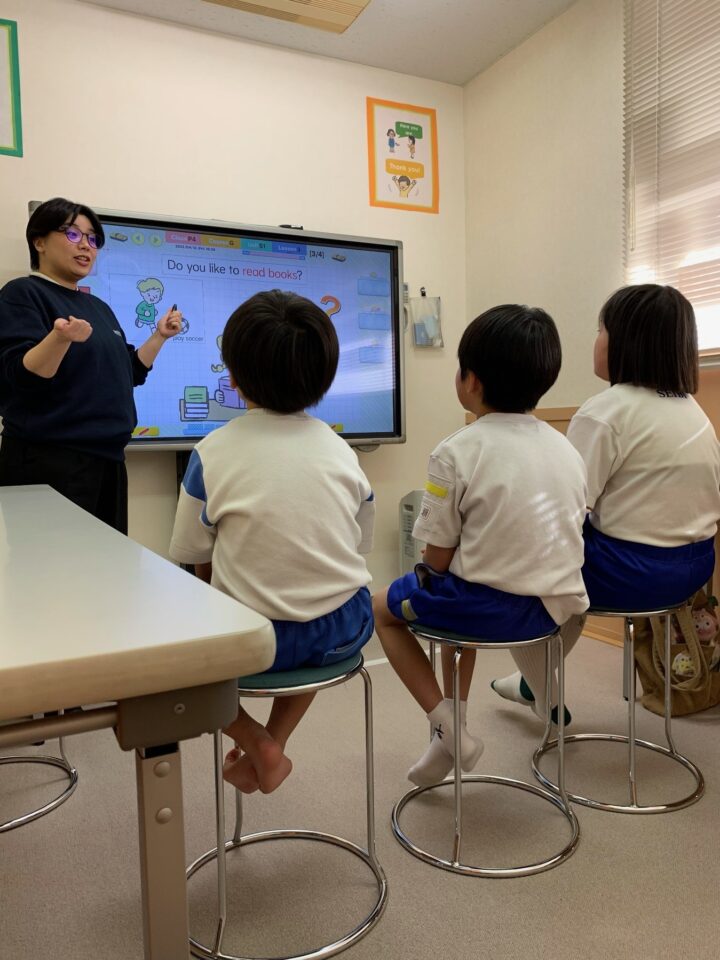 ネイティブスピーカーの発音やイントネーションにふれることにより、“生きた英語力”を実感できるレッスン!高岡校のこども英語・英会話教室アミティー