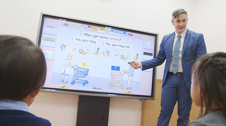 アミティーでは電子ボードを使用したiLessonを導入！CLIL（知育学習）を取り入れたレッスンで『たのしく・つかえる英語力』を身につけます。岐阜校のこども英語・英会話教室アミティー
