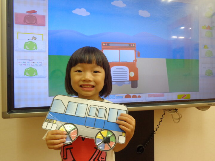 🚌アミティーでは、幼稚園のお子さまたちが英語を楽しみながら学んでいます！ 大きなスクリーンで英語のストーリーを見たり聞いたり、新しい歌を覚えたり♪ この男の子は『Wheels on the Bus』の歌が大好きで、いつも楽しそうに見ています！二子玉川校のこども英語・英会話教室アミティー